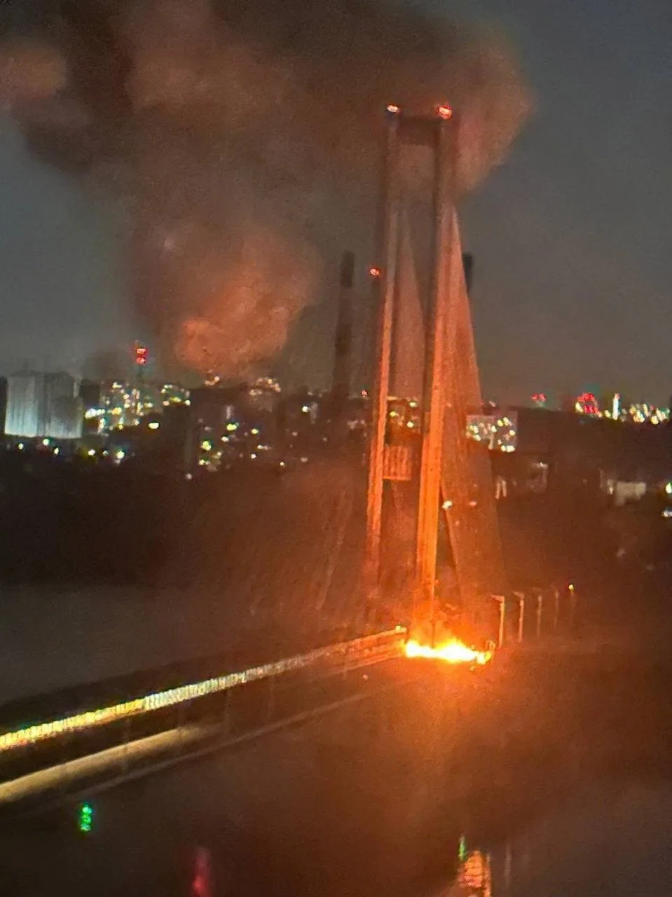 В Киеве вновь прилёты по Южному мосту.