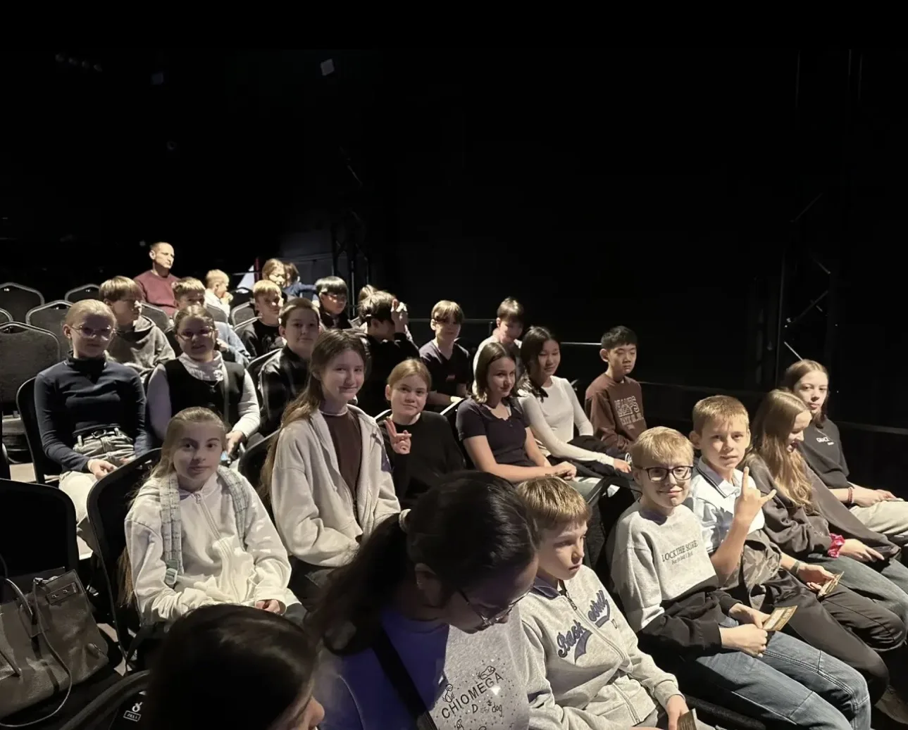 🎭Во время каникул ученики 5 «В» класса посетили увлекательный спектакль «Басни Крылова» — и остались