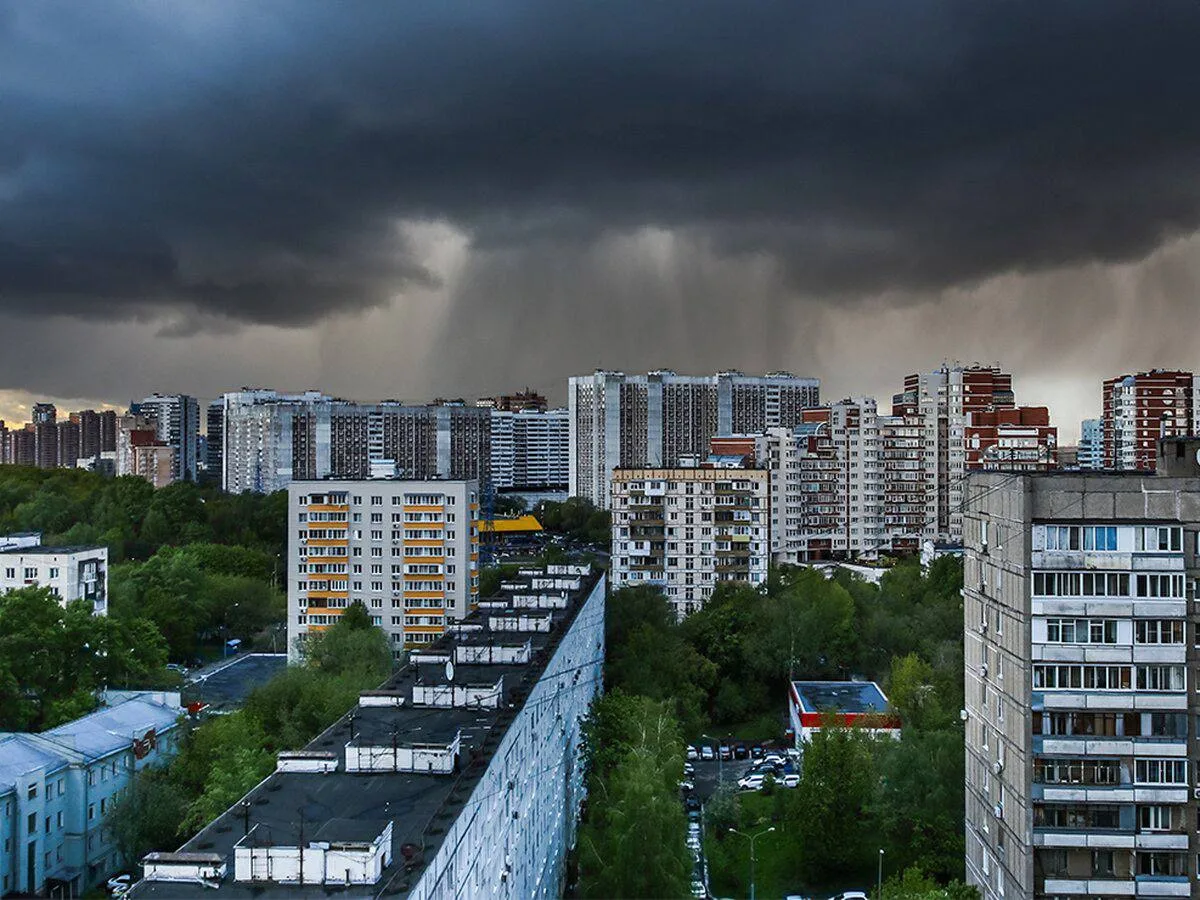 ⛈️ Грозовой фронт приближается к Москве — после 17:00 ожидаются ливни и порывы ветра до 15 м/с.

По 
