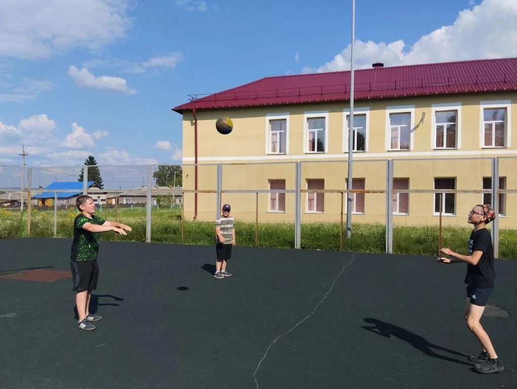 Вечером на спортивной площадке развернулась напряжённая волейбольная игра. Игроки полностью отдавали
