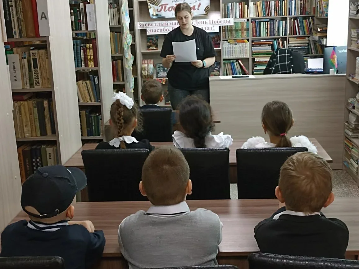 Для учащихся 1 класса прошёл библиотечный урок к Дню Победы.