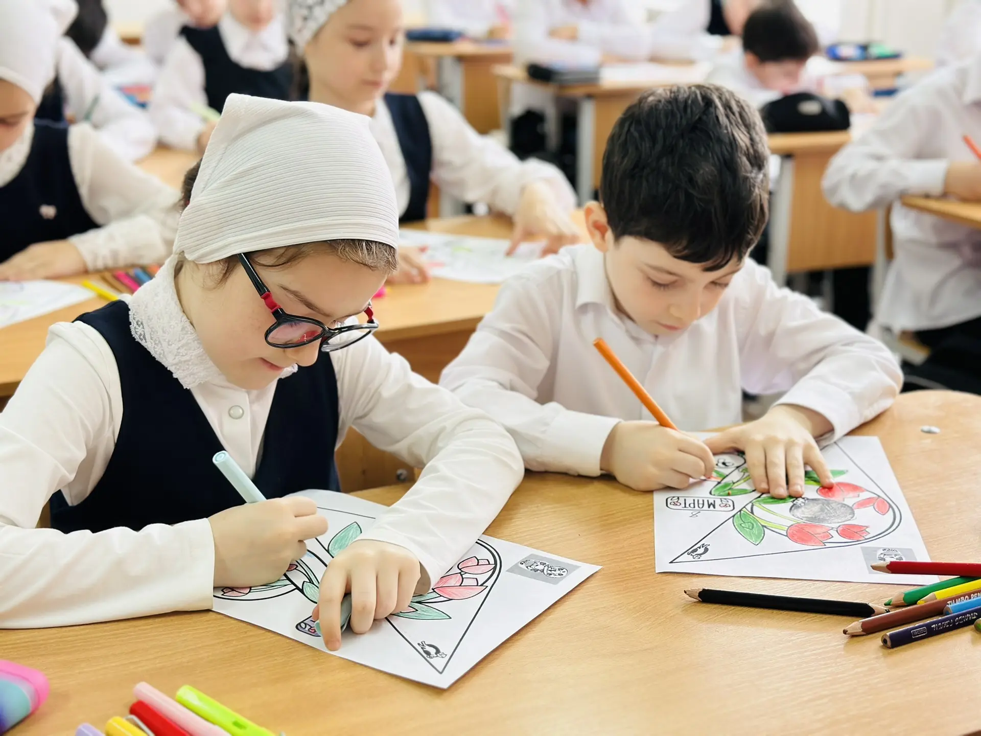 Творческое занятие в 2 «Б» классе к Международному женскому дню🌷  В рамках мероприятий, посвященных 