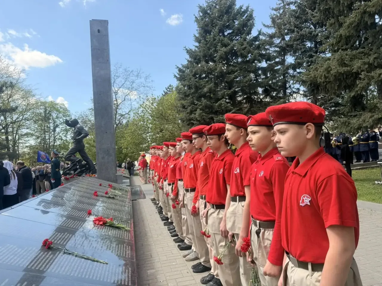 Помним подвиг: юнармейцы школы №104 почтили память героев-чернобыльцев  26 апреля на Аллее Чернобыль