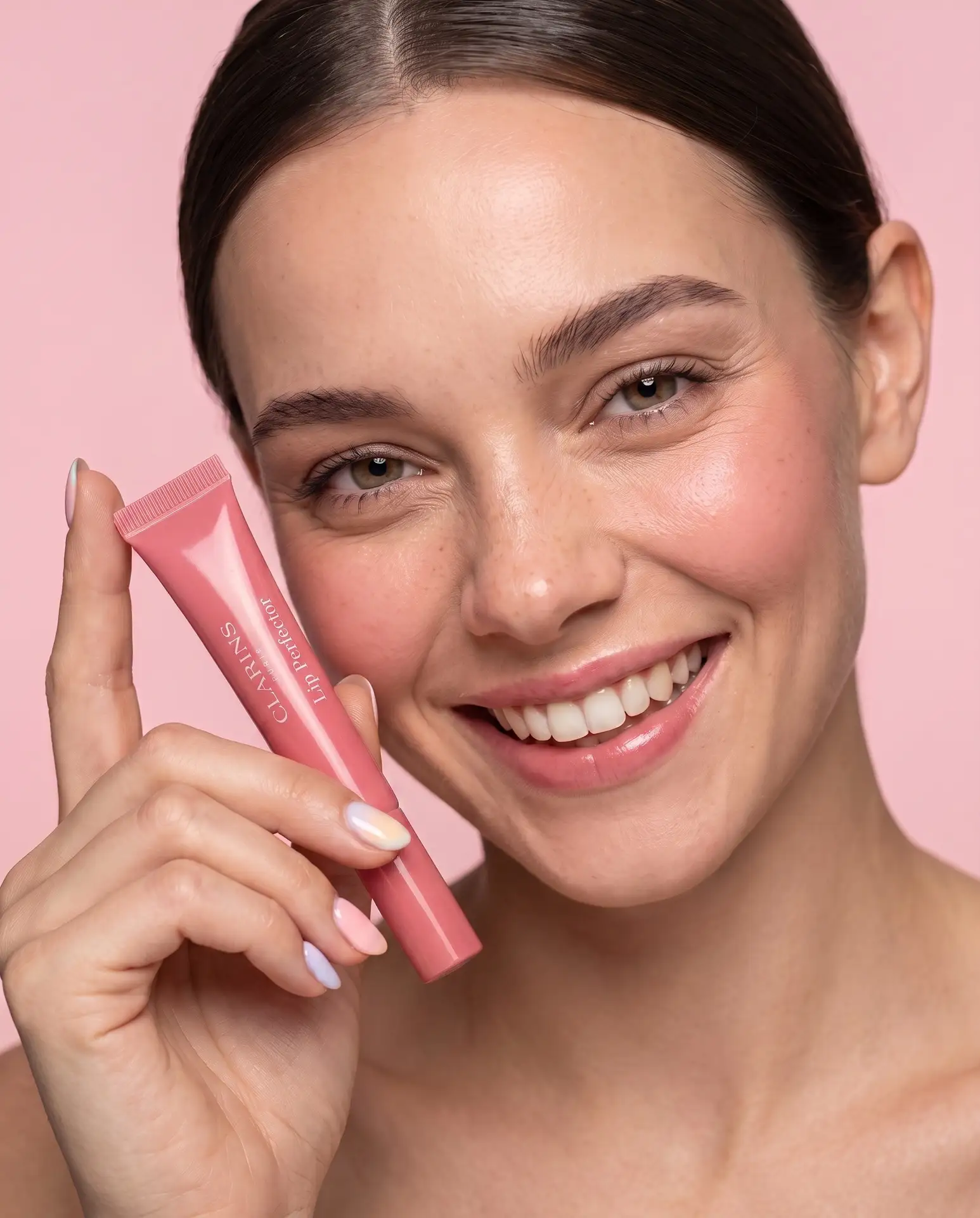 5 причин выбрать блеск для губ CLARINS Lip Perfector
1. Легкая гелевая текстура с ухаживающим эффект