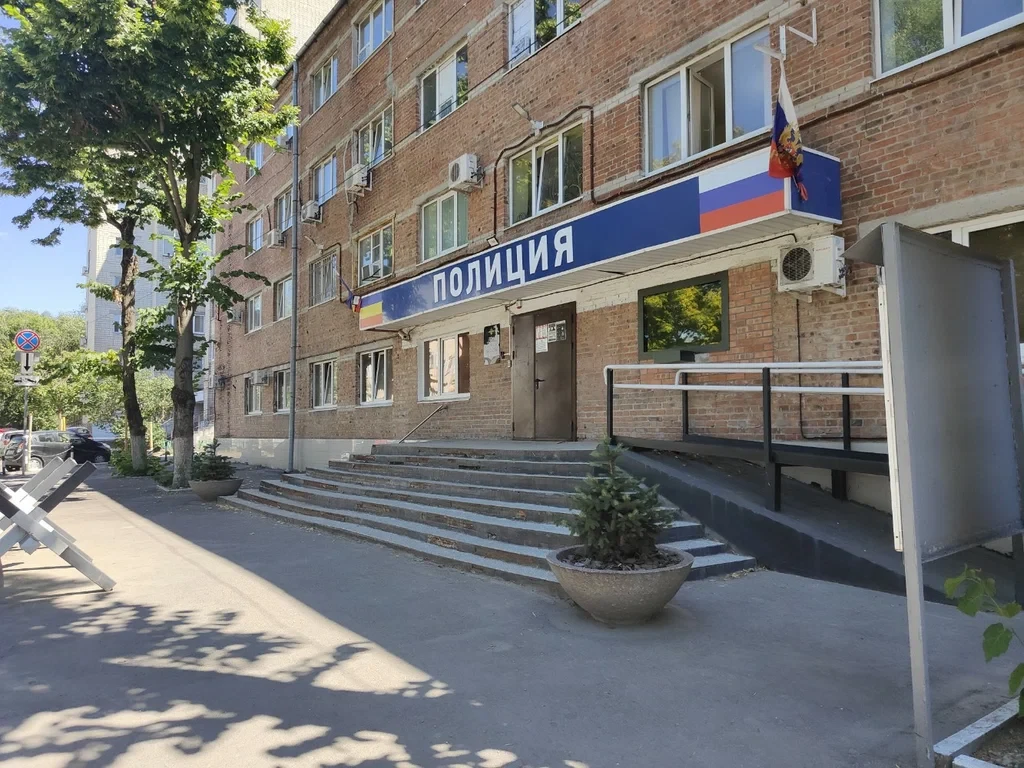 16-летнего студента колледжа задержали в Ростове при попытке поджечь полицейские машины...