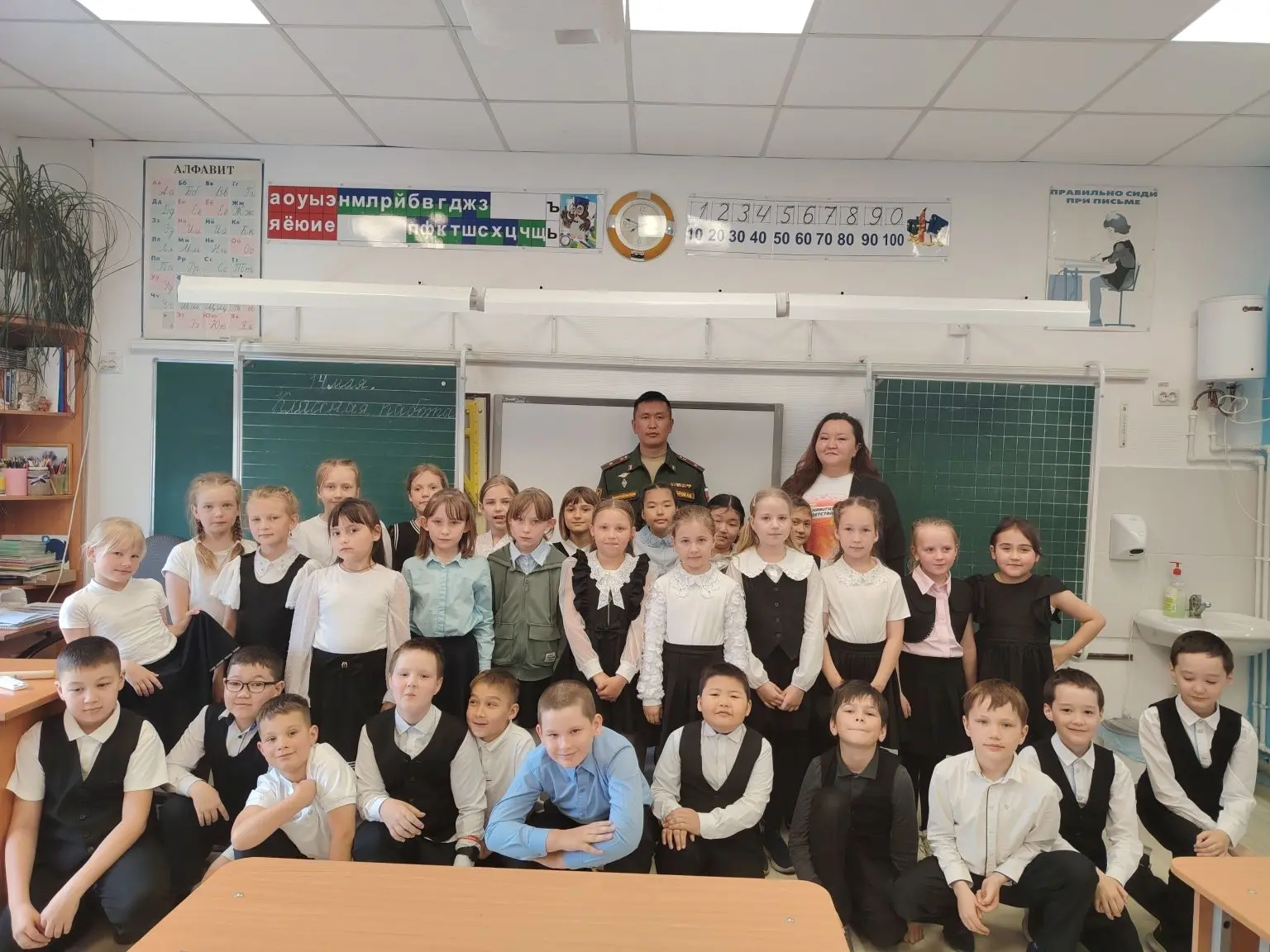 ✨ «Урок мужества» .   Сегодня,  во 2  А классе прошёл особенный «Урок мужества». Гостем стал начальн