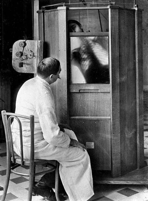 📷 #врачи_на_картинах: первые шаги рентгенологии  Париж, 1914 год. Доктор Максим Менар в госпитале Ко