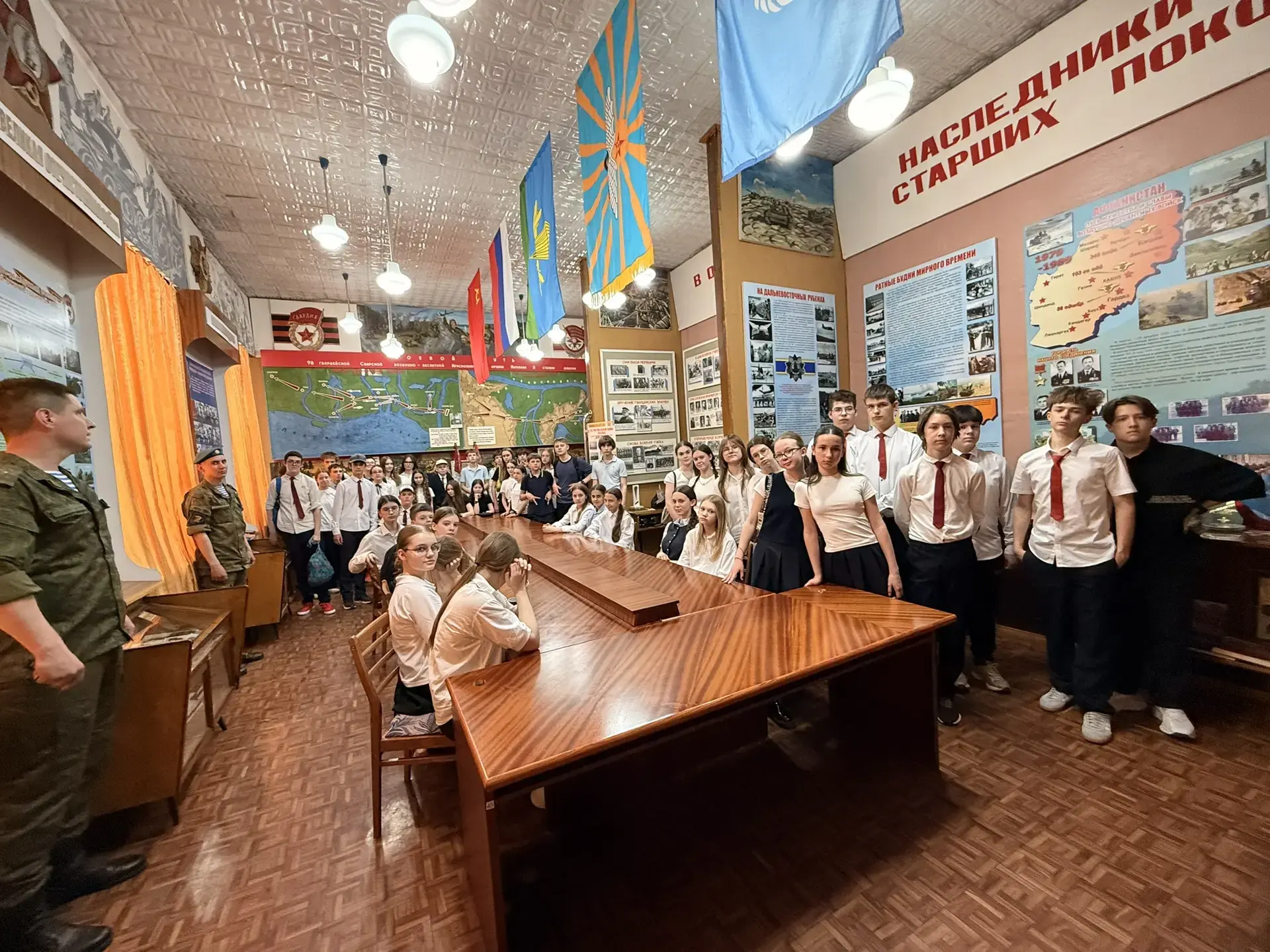 🇷🇺 Сила – в правде, гордость – в истории!  Ученики из 7 "БВИ" и 8 "В" классов вместе со своими класс
