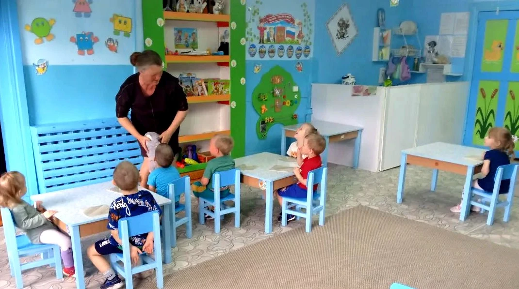 🎨 Занятие по лепке в младшей группе: лепим зайчика!

«Комочек пуха, длинное ухо,
Прыгает ловко, люб