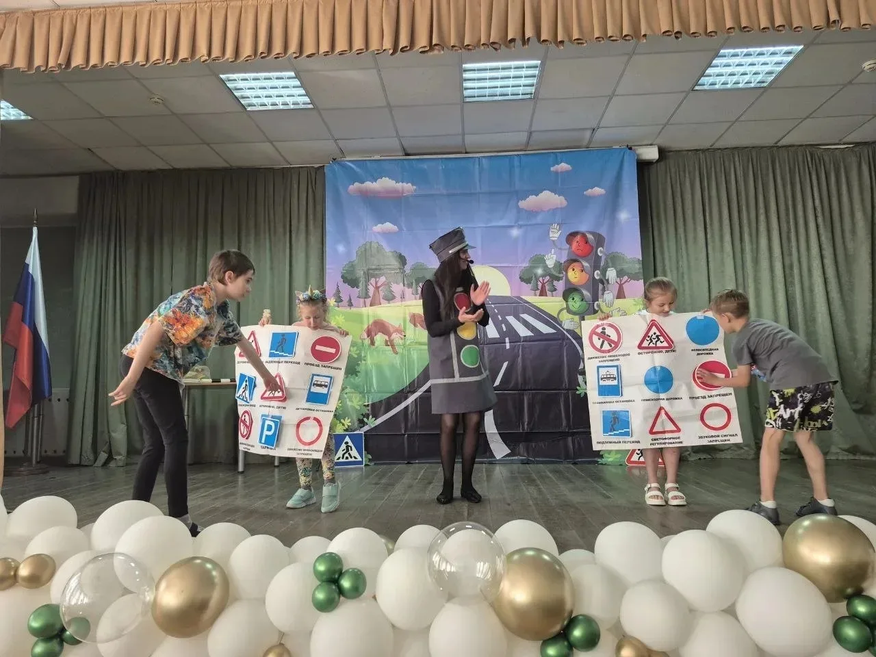 Школьный лагерь. День пятый, театральный