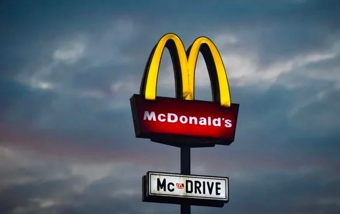 Первый McDonalds Drive был создан для солдат, которые не имели права выйти из машины в ...