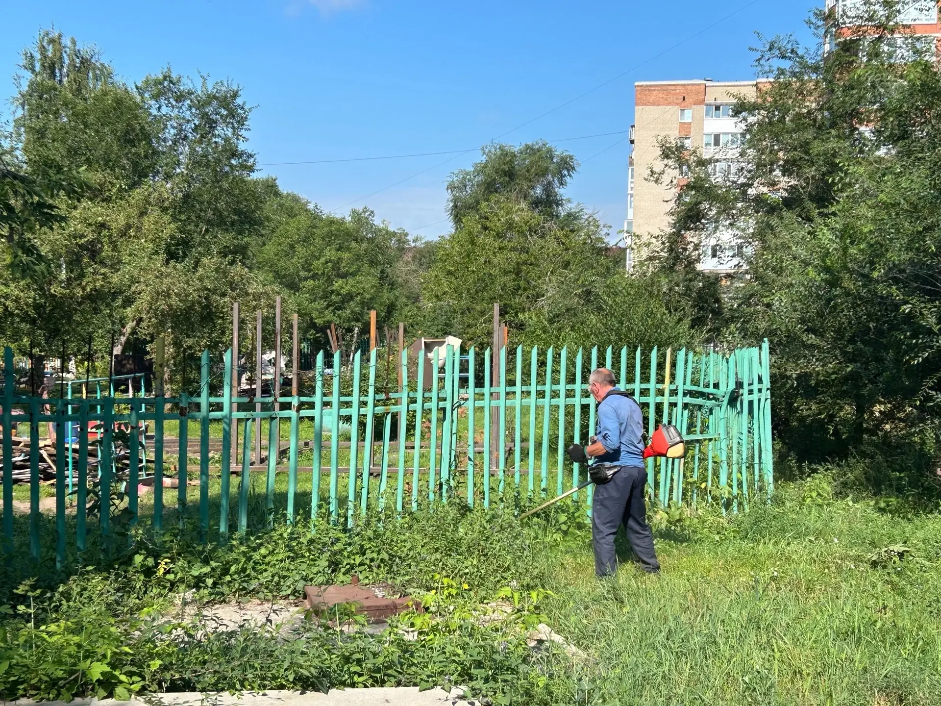 В Ленинском округе проводится работа по летнему содержанию территорий