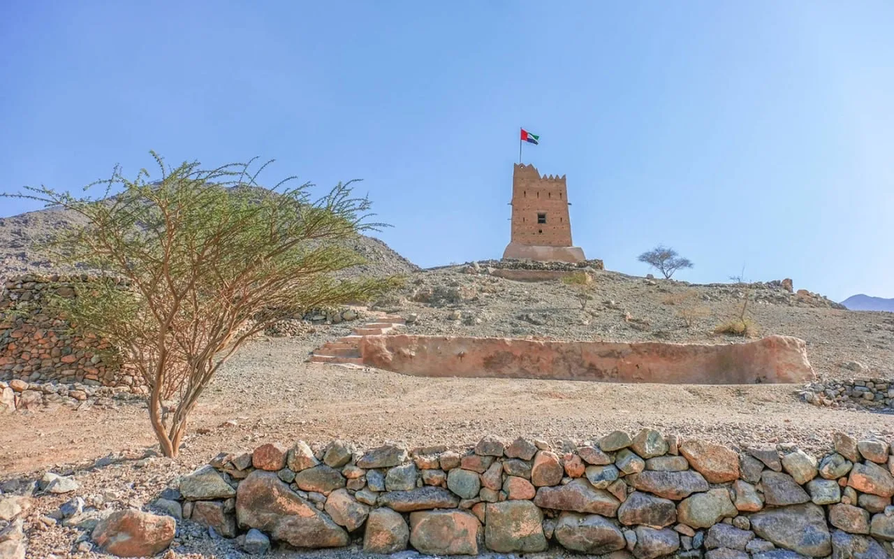 Вот уже 250 лет замок Al Hayl неустанно охраняет склоны Хаджарских гор.  Это «Архпросвет Иванович», 