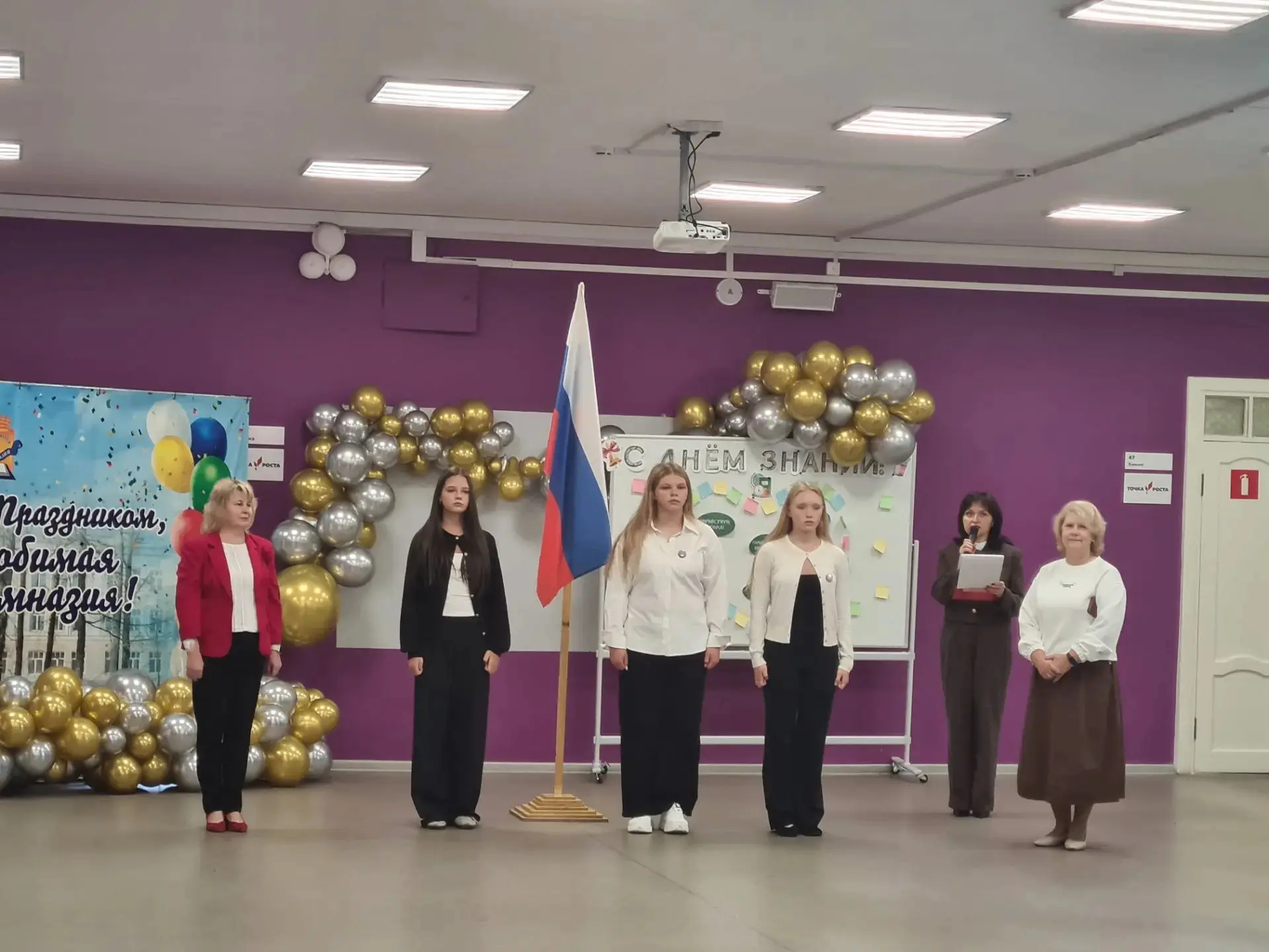 Утром среды в одной шеренге стояли те, кто только открывает дверь в среднюю школу, и те...