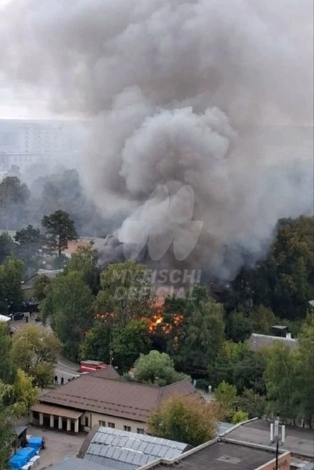 🔥 На Октябрьском проспекте горит дом №1
