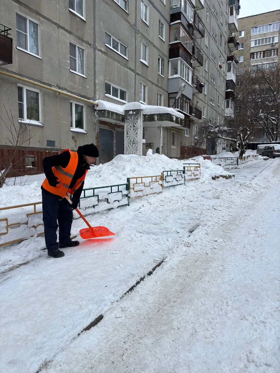Несмотря на сложные погодные условия, работа продолжается в усиленном режиме. Дворники и спецтехника