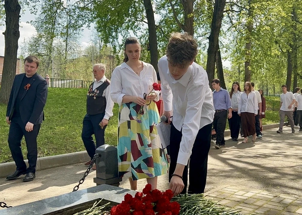 Единство поколений: школьники, педагоги и ветераны объединились в акции «Красные гвоздики»  🕊️ В дни