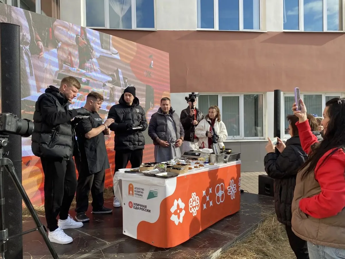Футболисты "Арсенала" устроили кулинарный баттл на фестивале "Левшин 2.0 26" в Туле