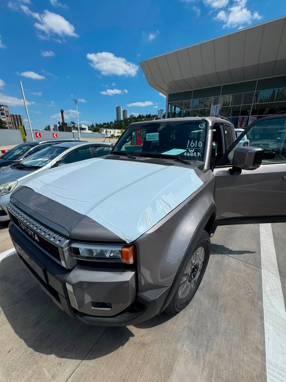 Toyota LC 250 2.8 D AT суф 21 2026 (серый на черном)