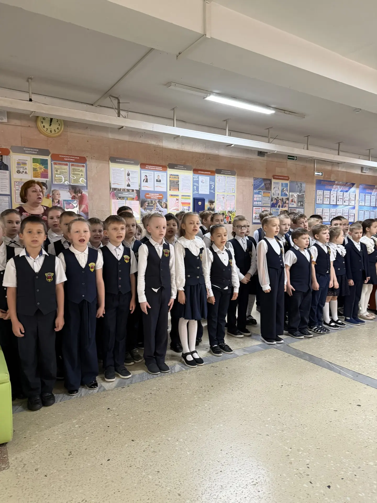 В МБОУ «Школа 110» стартовала новая учебная неделя с торжественной линейки. Юнармейцы с гордостью вы