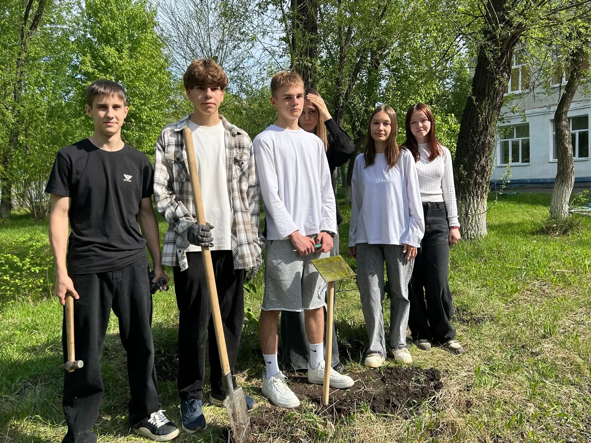 Аллея памяти безымянному солдату 🌿

Сегодня руками учеников школы №112 под руководством штаба воспи