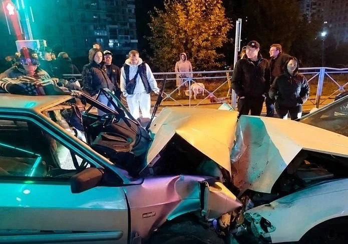 🚨 В Новосибирске водитель ВАЗа оказался заблокирован в машине после лобового ДТП