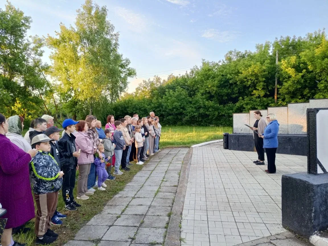 Ежегодная акция «Свеча памяти» прошла в населённых пунктах Троицкого сельсовета.
Мероприятие состоял