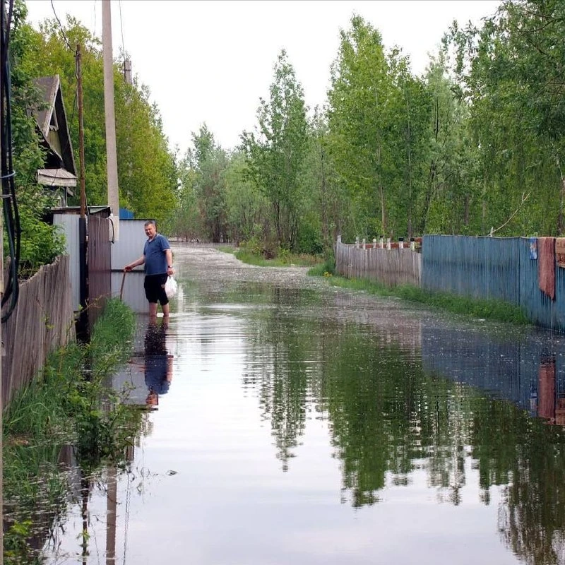 Дачные участки начало топить в ХМАО.

До жилых домов вода пока не дошла, но пять приусадебных участк