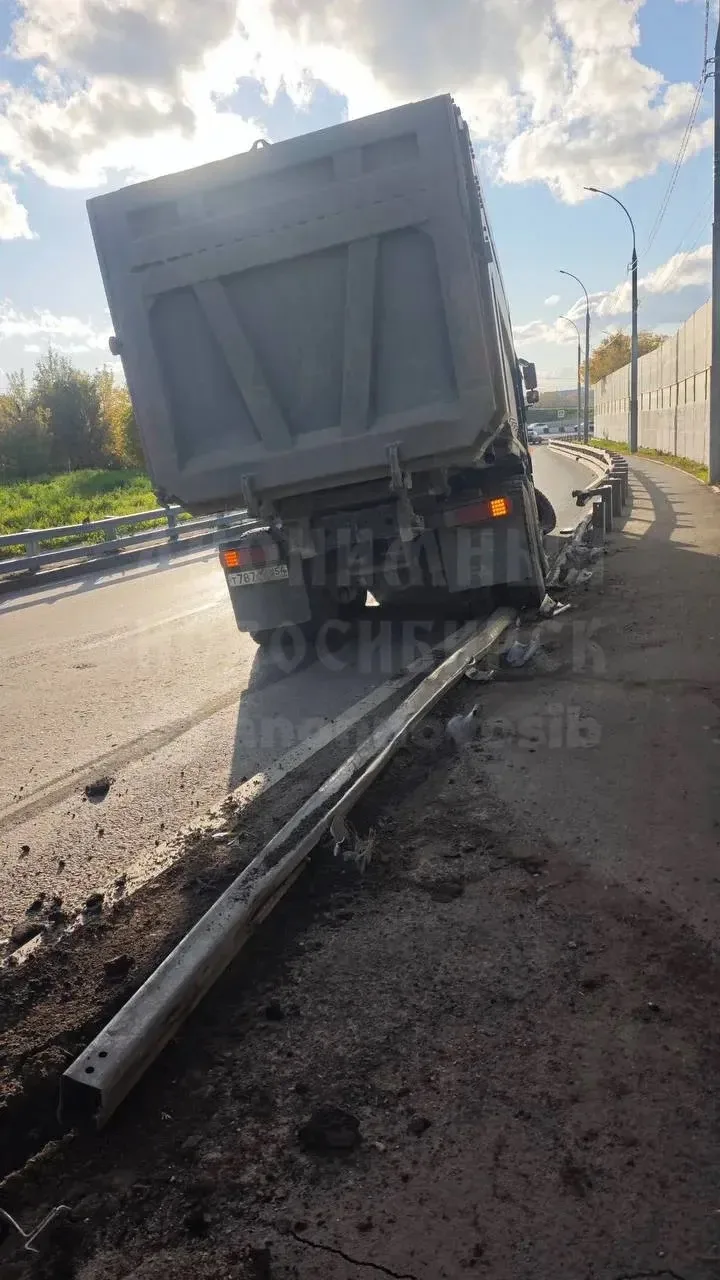 На съезде с Бугринского моста, грузовик снёс дорожное ограждение.