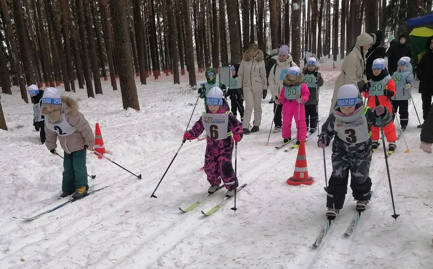🟣 Захватывающие лыжные гонки: маленькие чемпионы на старте! ⛷️ 🏂❄️ Сегодня наши дошкольники, педагог