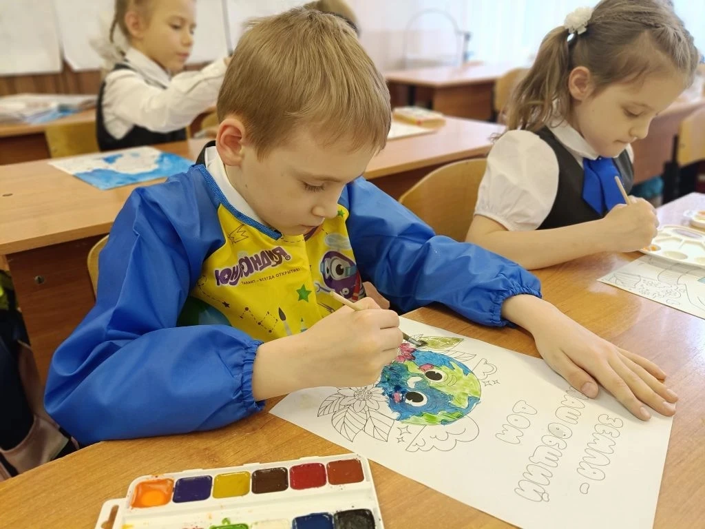 Сегодня в  1 «Б» классе прошел особенный урок, посвященный Дню Земли. Это был не просто день знаний,
