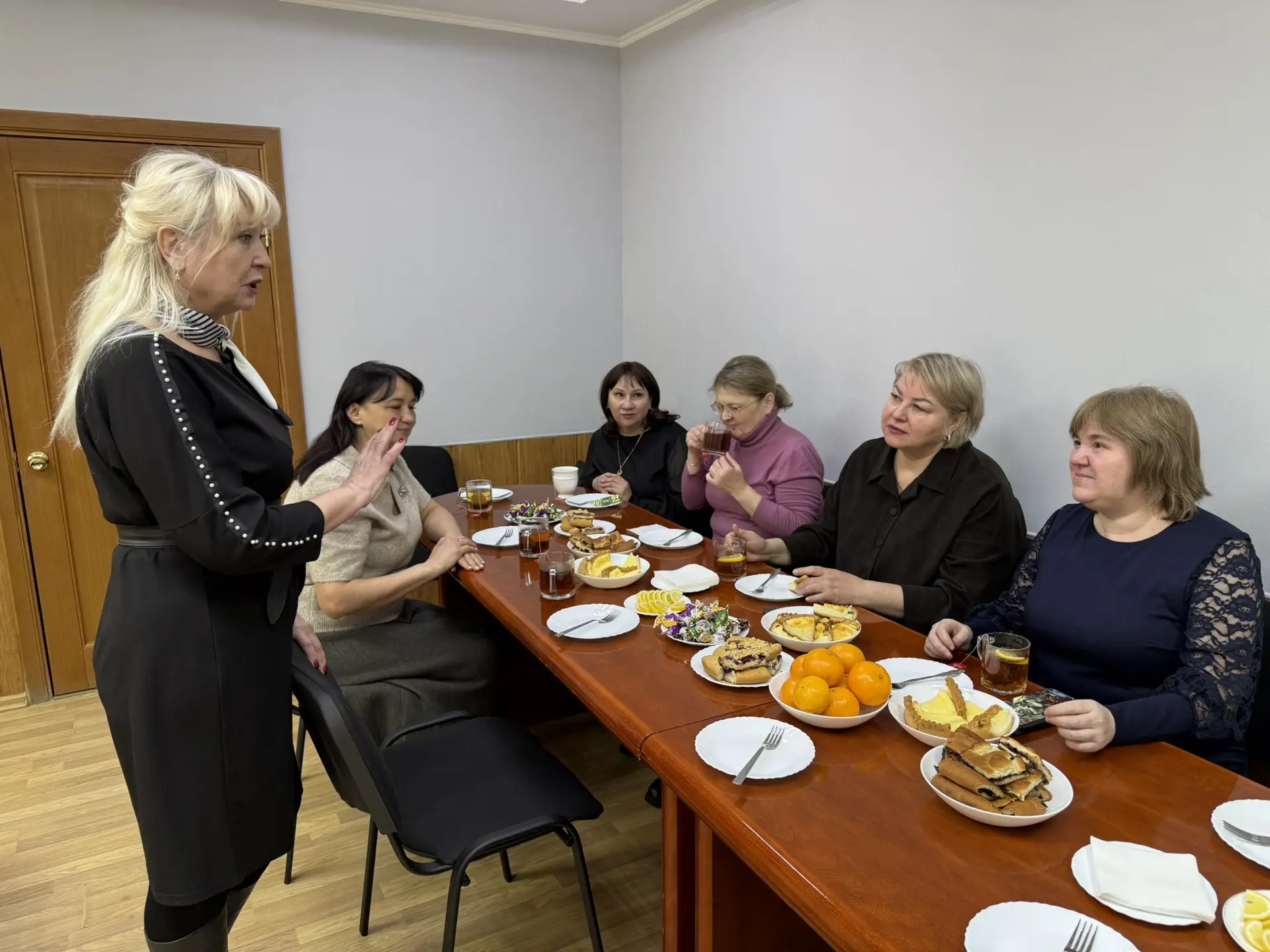 Чай с заботой.  💐В преддверии 8 Марта главный врач Нижнекамской ЦРМБ Сергей Мерясев пригласил на чае