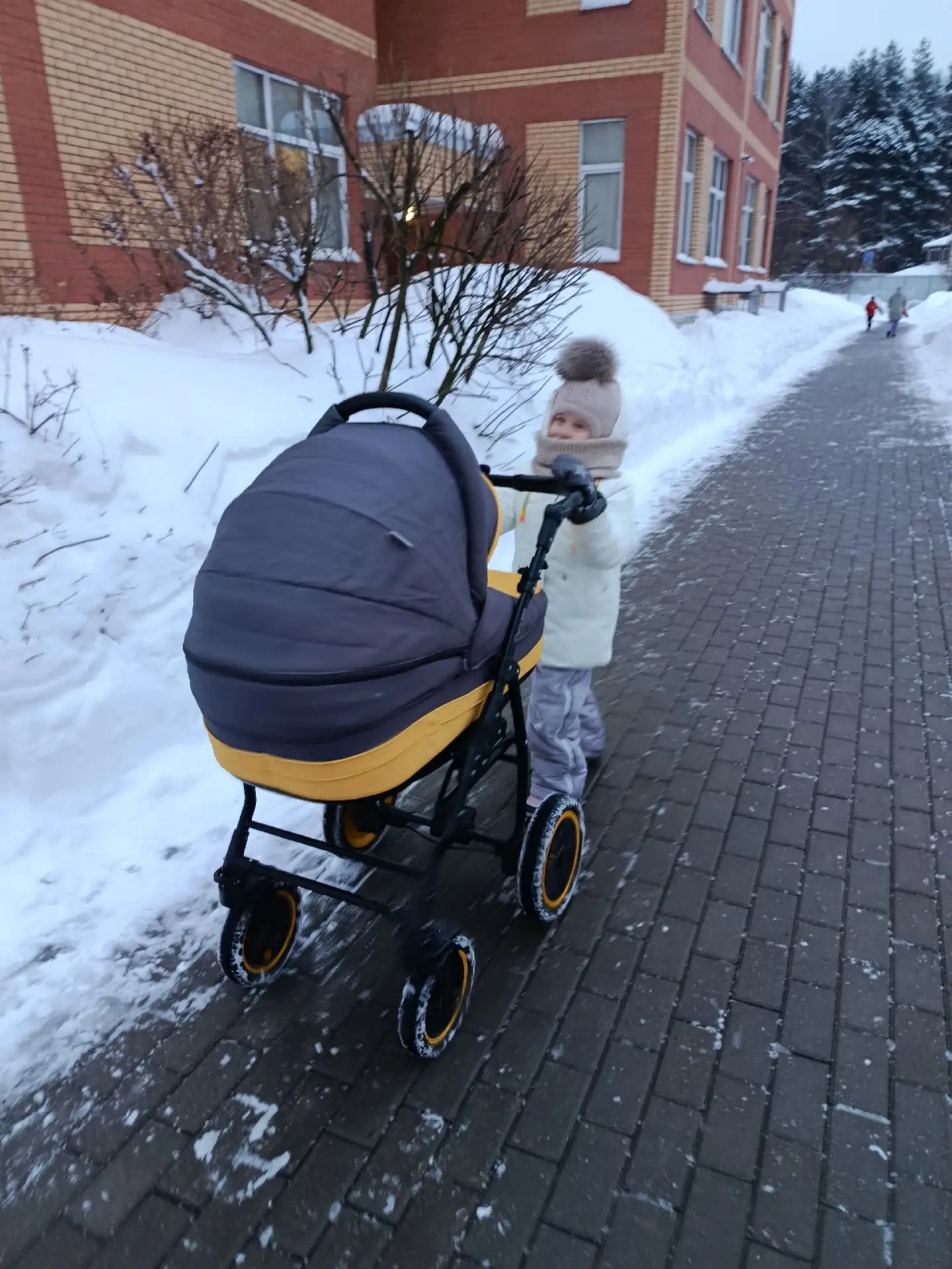 Отдам даром коляску 2 в 1. На ходу, но есть проблема с подшипниками на одном колесе. Ме...