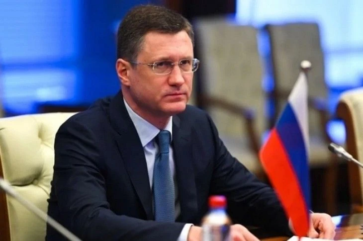 Новак признал дефицит топлива в России: очереди на АЗС вызваны атаками беспилотников на...