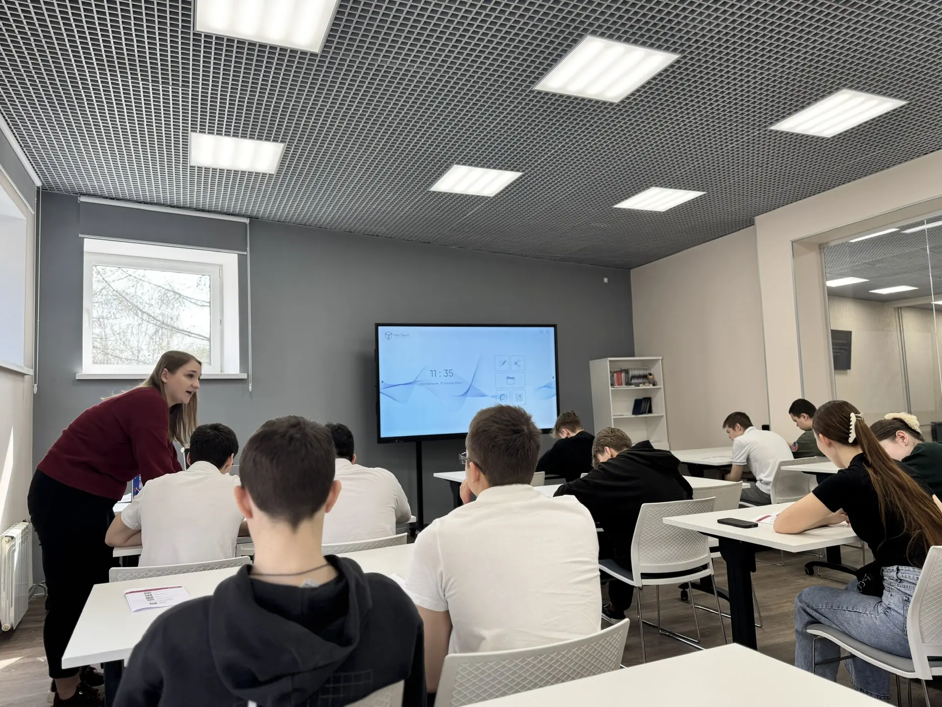 🎓 Ребята из 9А, 9Б, 9В, 9Н, 9И под руководством советника директора по воспитанию Оксаны Александров