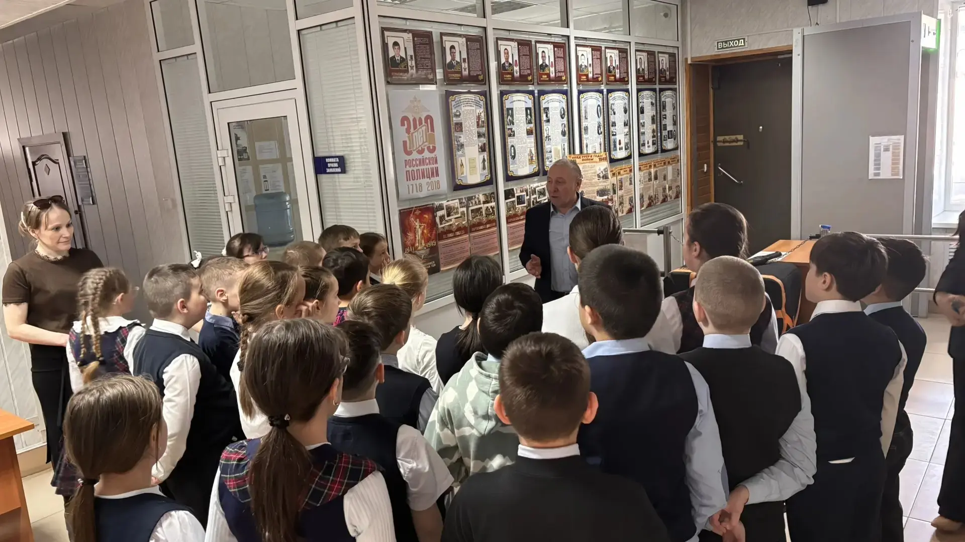 Сегодня обучающиеся 3-в класса и их родители совершили экскурсию в музей ОМВД России по Балтасинском