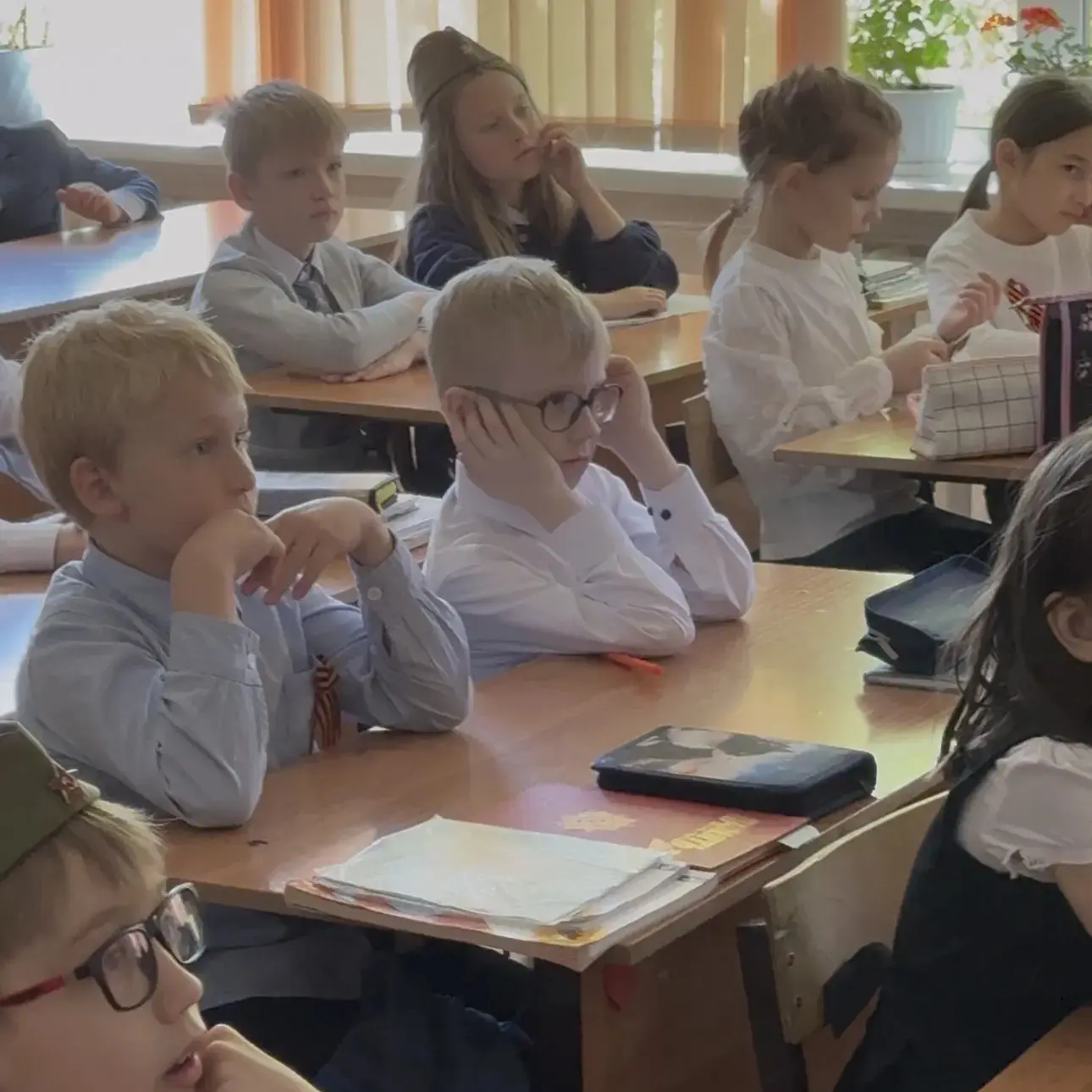 8 мая во 2Б классе прошел классный час,посвящённый Дню Победы.Ребята смотрели фильм о героизме наших