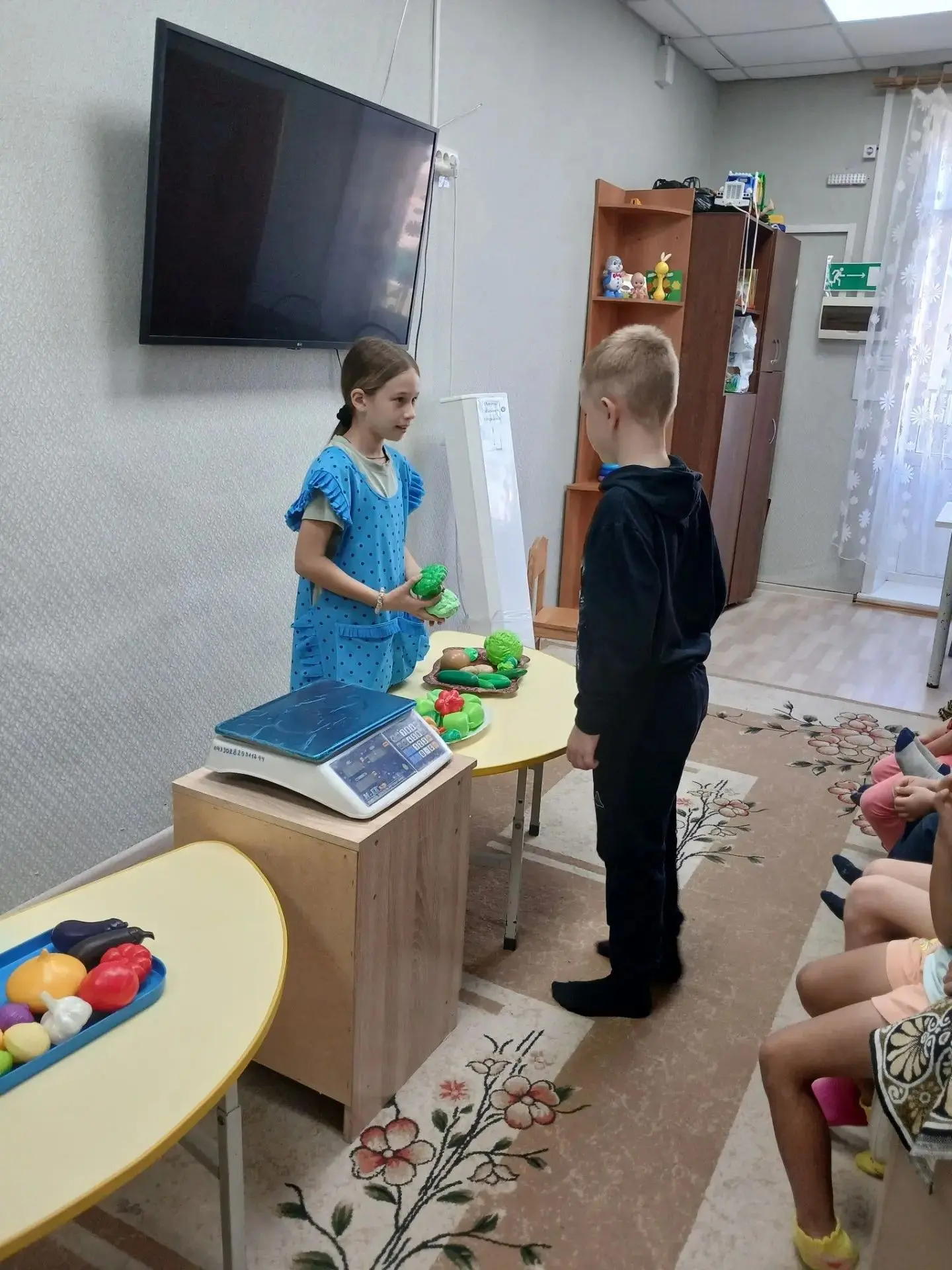 Ребята с увлечением закрепляли знания об овощах: учились их различать, называть и узнав...