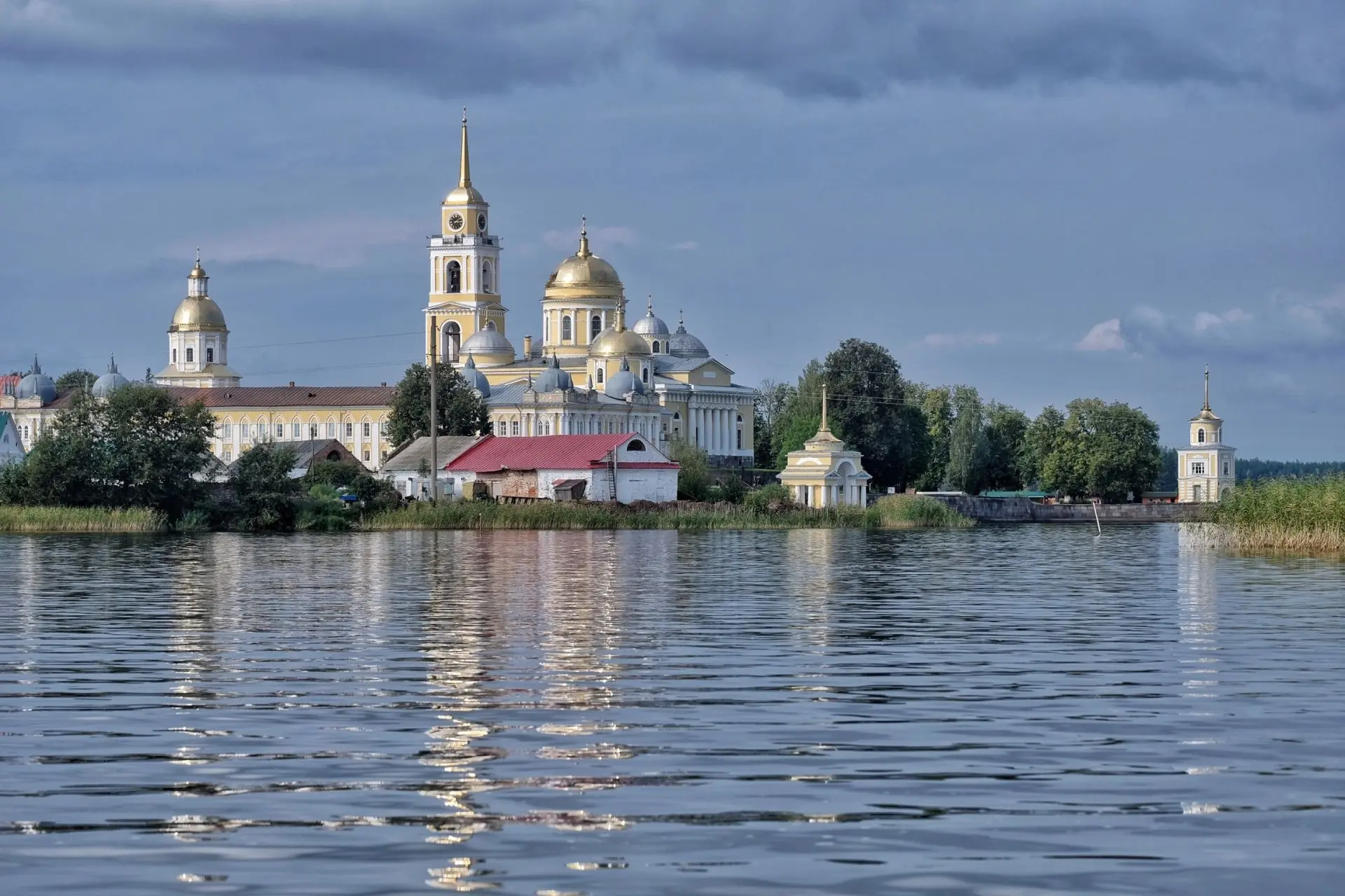 Осень на Селигере — время, когда природа становится особенно щедрой на краски, а турист...