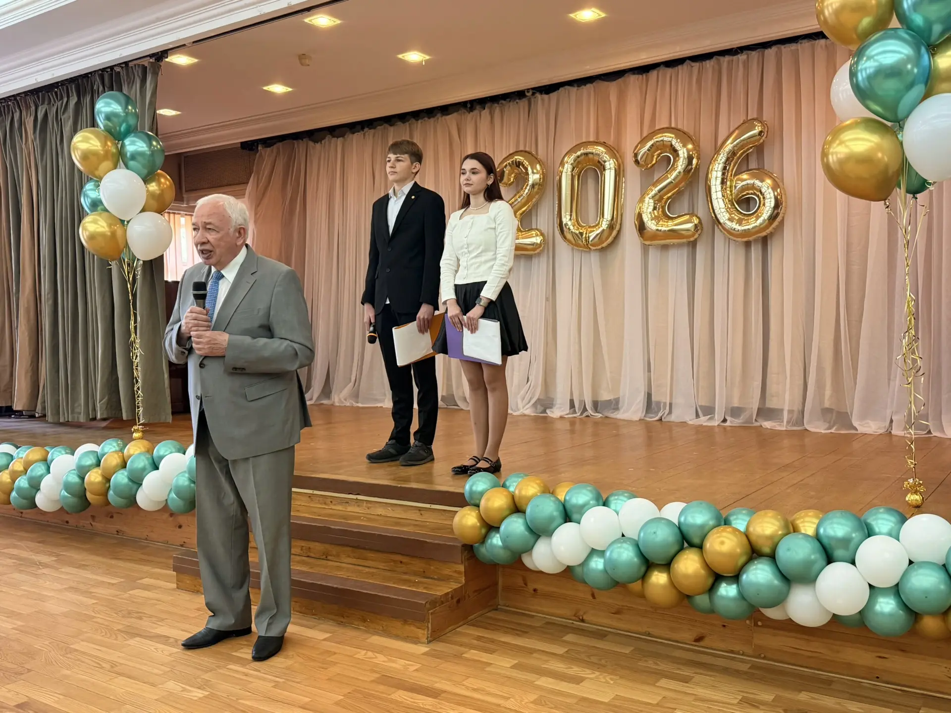 Дорогие выпускники😊 Сегодня звучит последний звонок — символ окончания чудесного школьного времени и