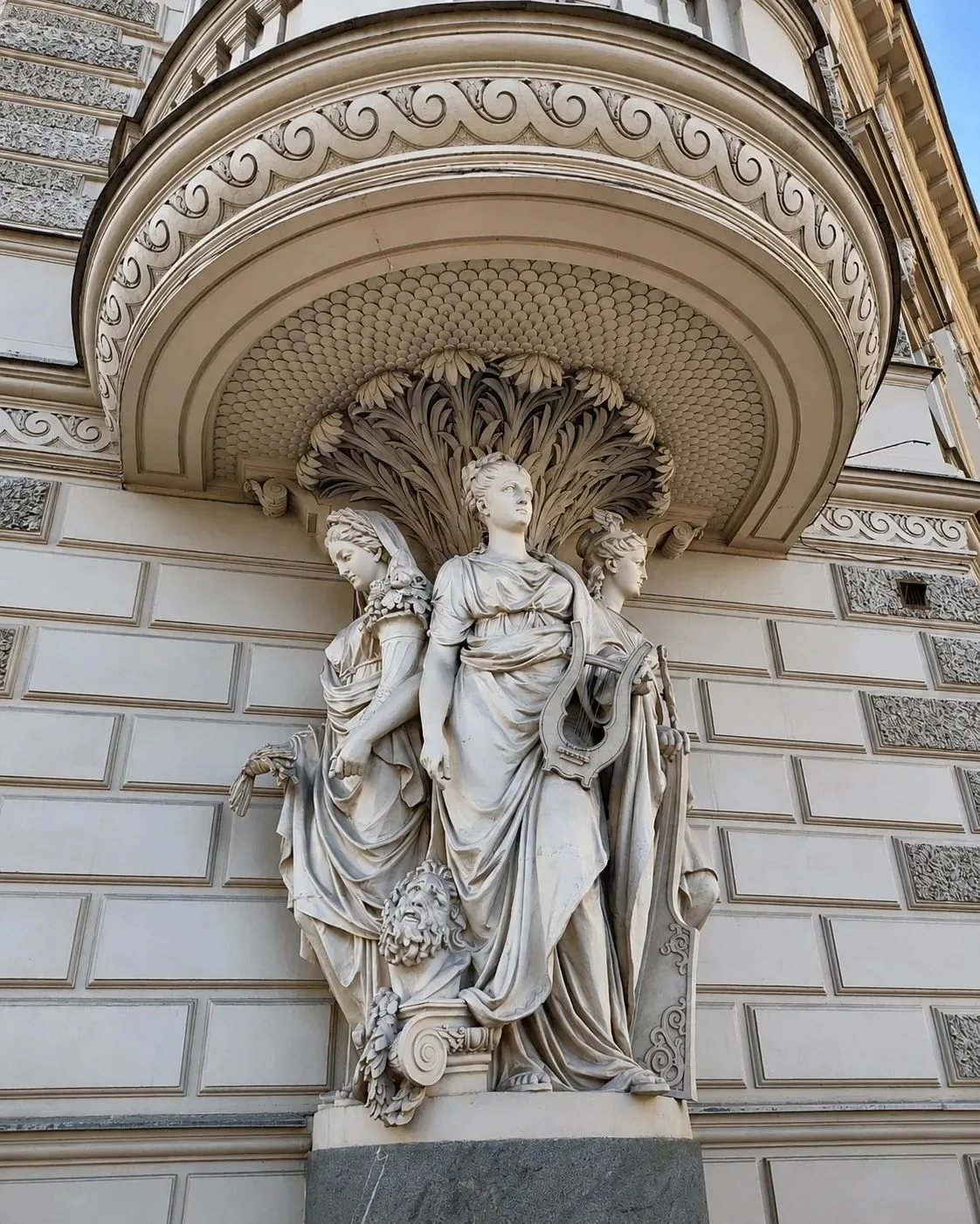 🏛 Интересное место: скульптурная группа «Три музы» у Мраморного дворца.
Три женские фигуры символиз