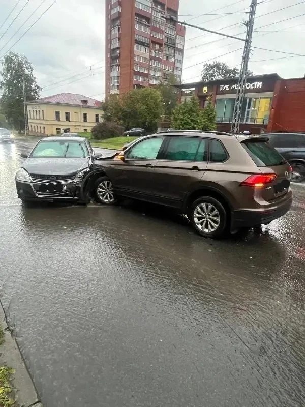 Водитель без прав устроил тройное ДТП на проспекте Невского