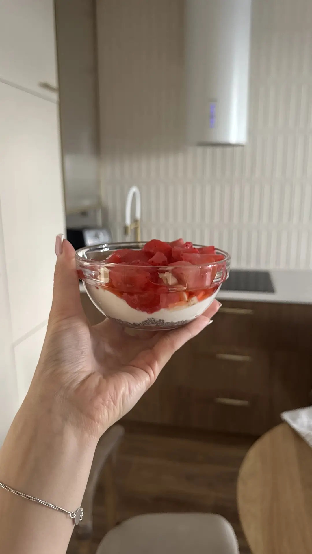 Вкуснейший завтрак: семена чиа, йогурт (у меня теос без сахара), банан и клубника (замороженная) 

в