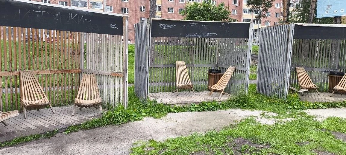 Люди делятся на несколько групп:

🌿одни бросают мусор, где попало
🌿вторые бросают мусор в отведенн