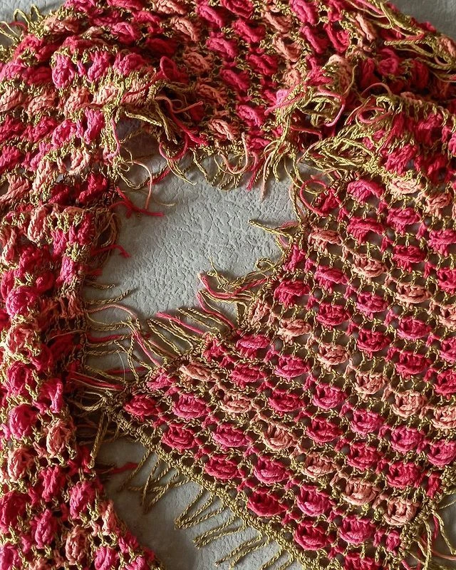 Поглядите, что я для вас приготовила! 🧶

Знаю, все любят такие изящные розочки и не всегда могут на