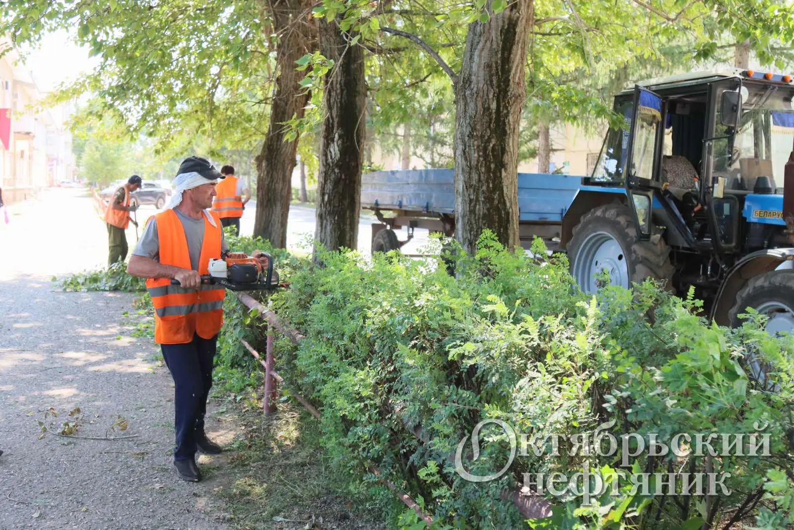 🌳 В Октябрьском улицам делают «причёску»

«ДорСтройРемонт» наводит красоту на улицах Октябрьского.
