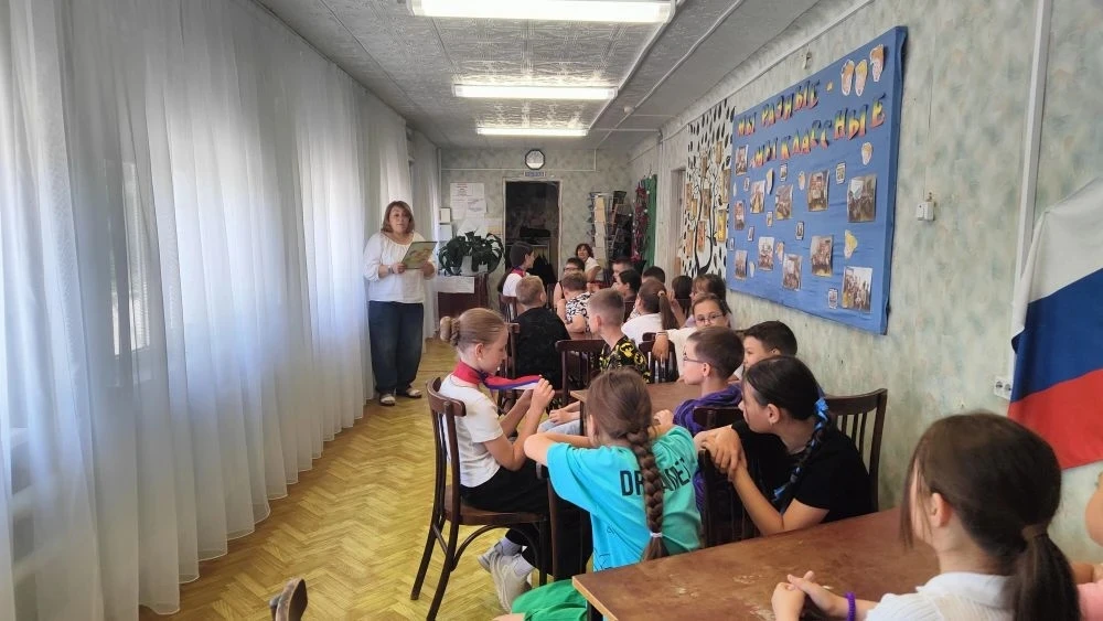 Сегодня 7-й отряд «Созвездие» отправился в увлекательное путешествие в детскую библиотеку! Ребята по