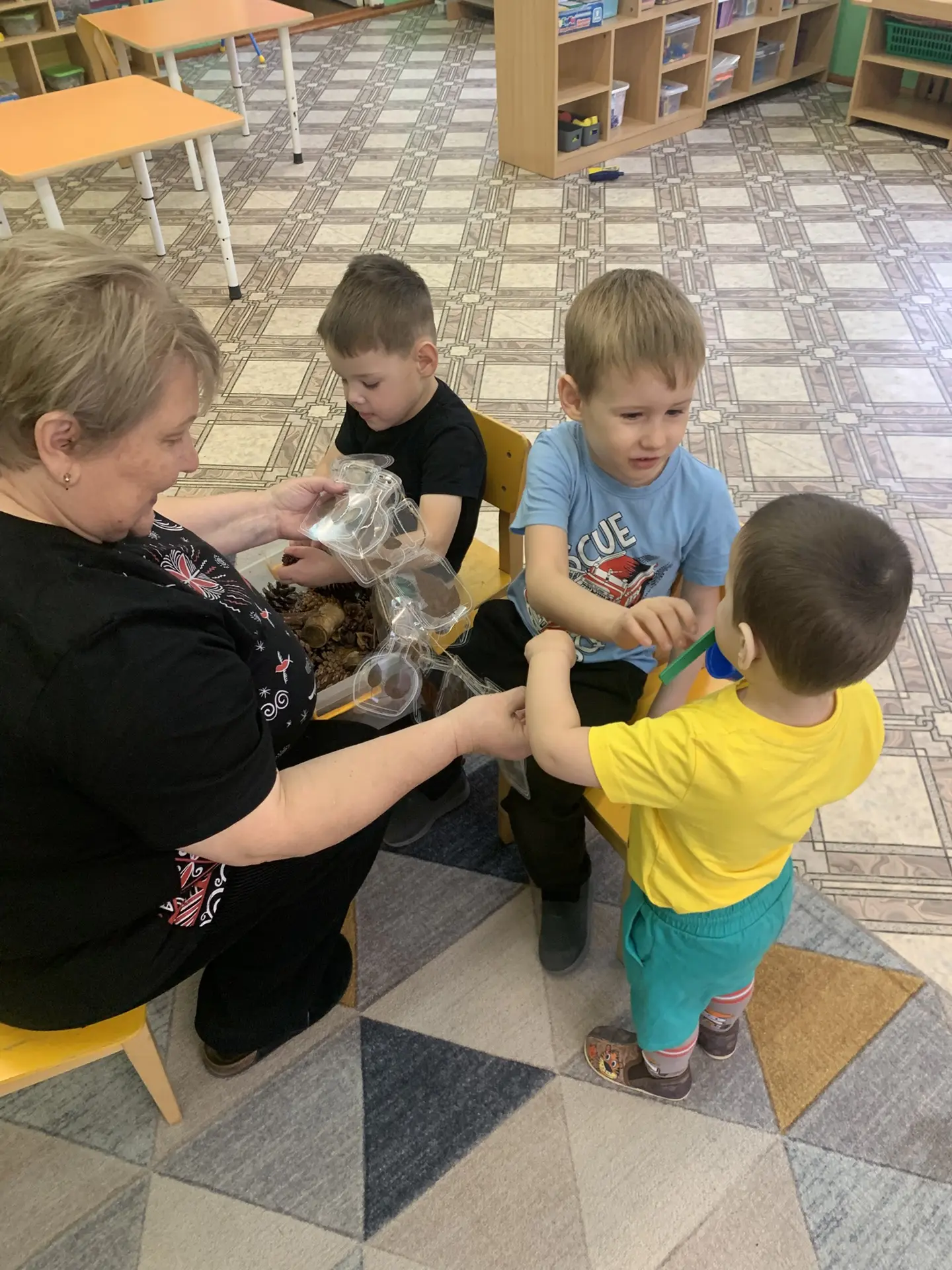 В группе,Радуга ‘’ сегодня играли в сенсорной коробочке: перебирали веточки, шишки, лис...
