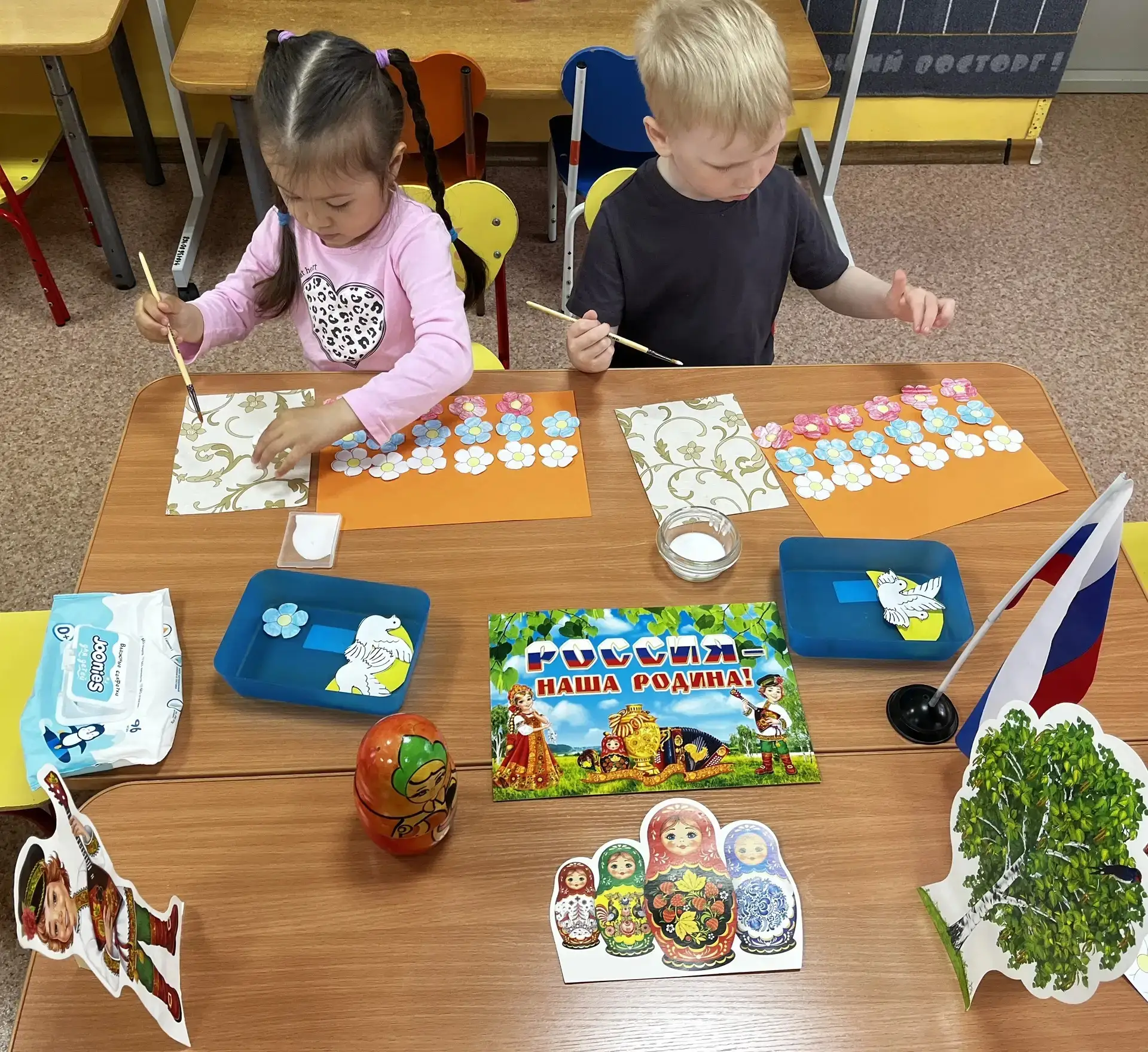 Ожидание праздника — уже маленькое чудо! 🇷🇺

В группе «Росточек» вовсю идет подготовка ко Дню Росс