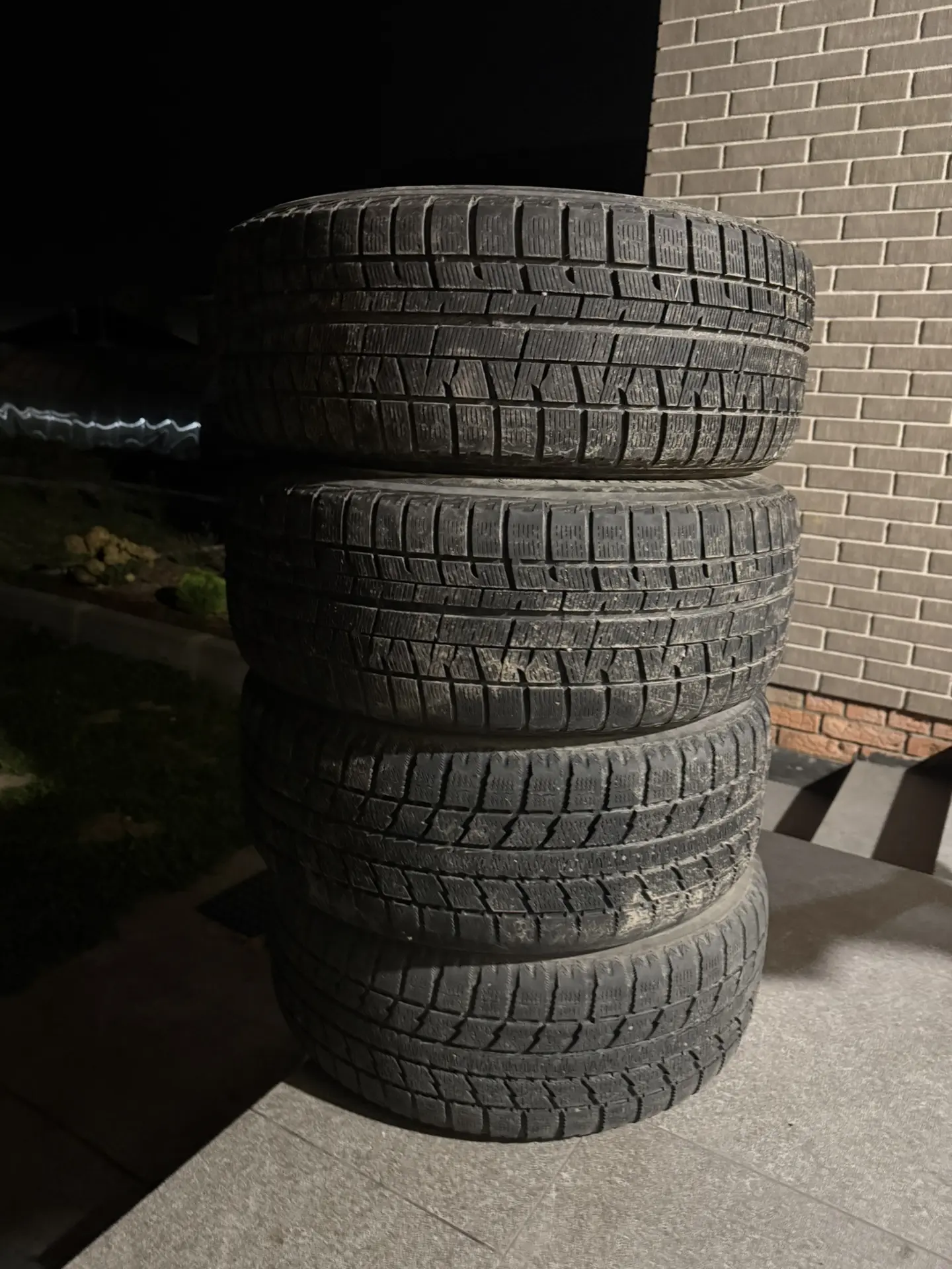 Продаю зимние нешипованные (липучка) шины на дисках на BMW 5 (F10).